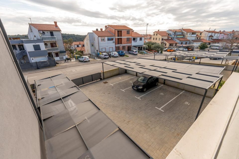 Neighbourhood, View (from property/room), Street view, Parking