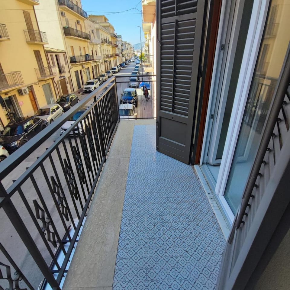 Balcony/Terrace, City view, Street view, Parking