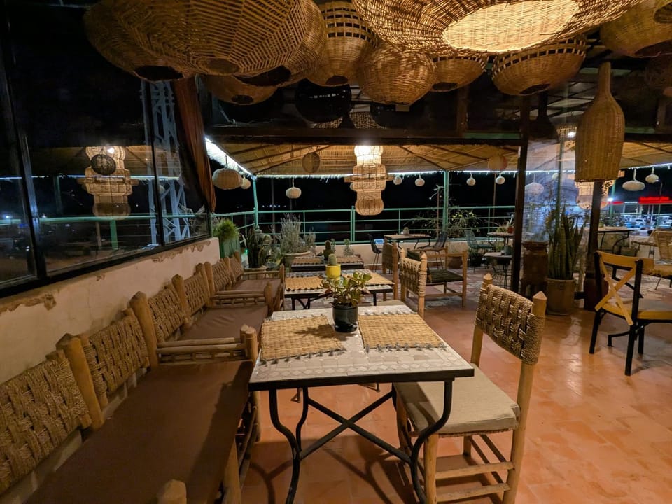 Restaurant/places to eat, Dining area