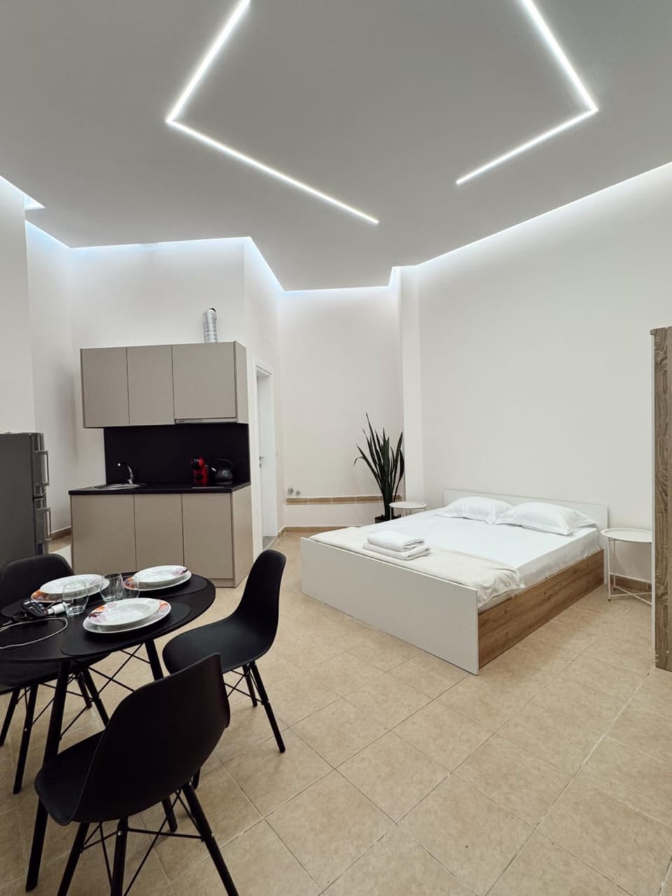 Bed, TV and multimedia, Living room, Photo of the whole room, Dining area