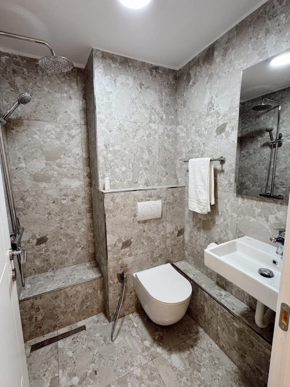 Shower, Toilet, Bathroom, towels