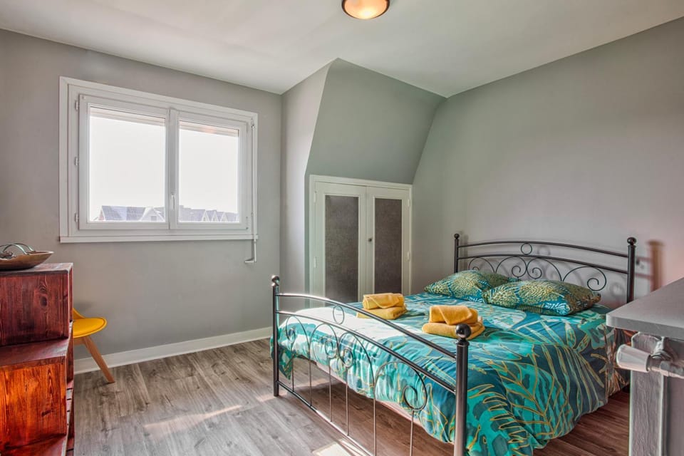 Photo of the whole room, Bedroom