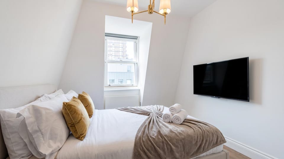 Bed, TV and multimedia, Bedroom