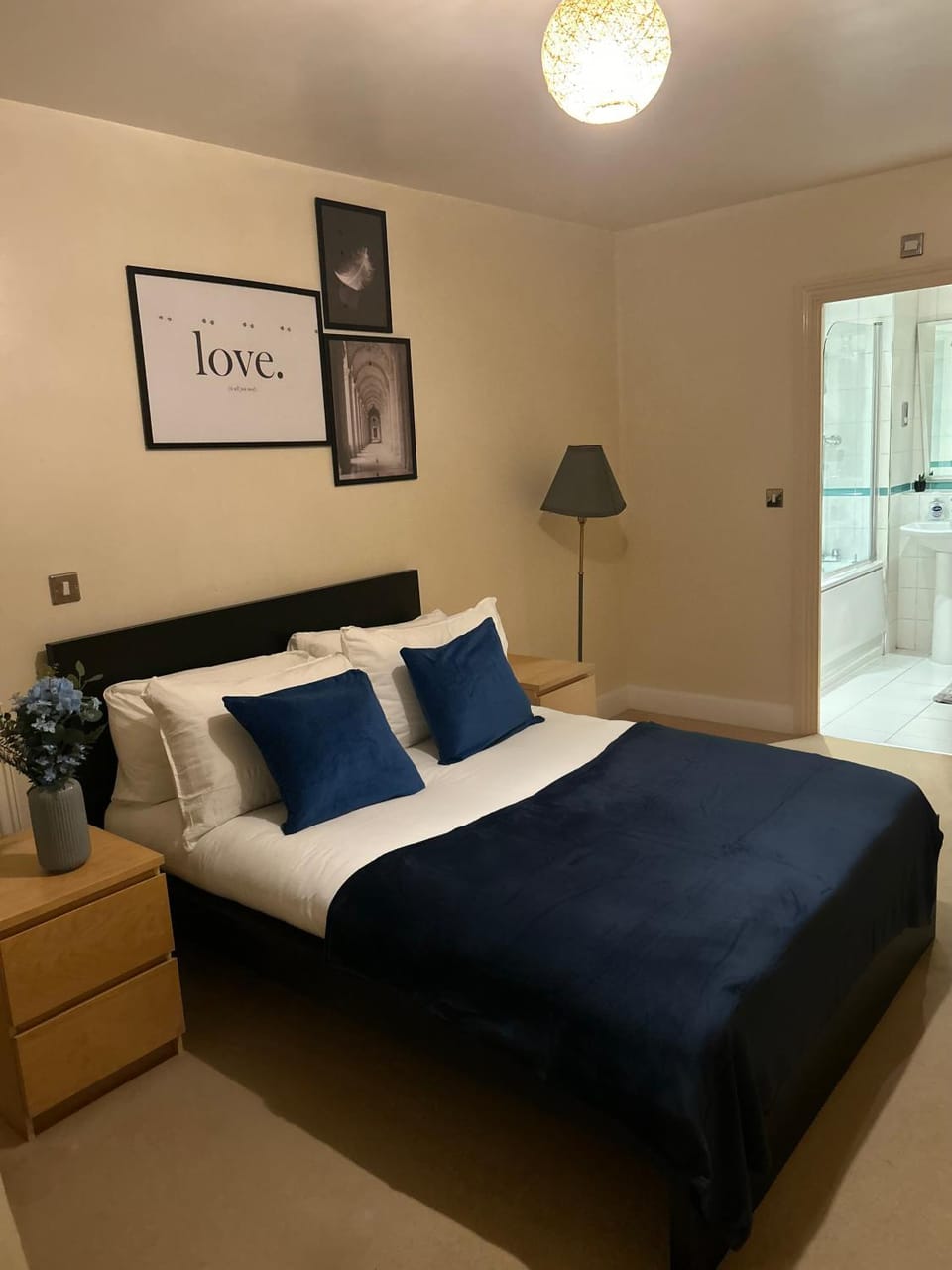 Bed, Photo of the whole room, Bedroom
