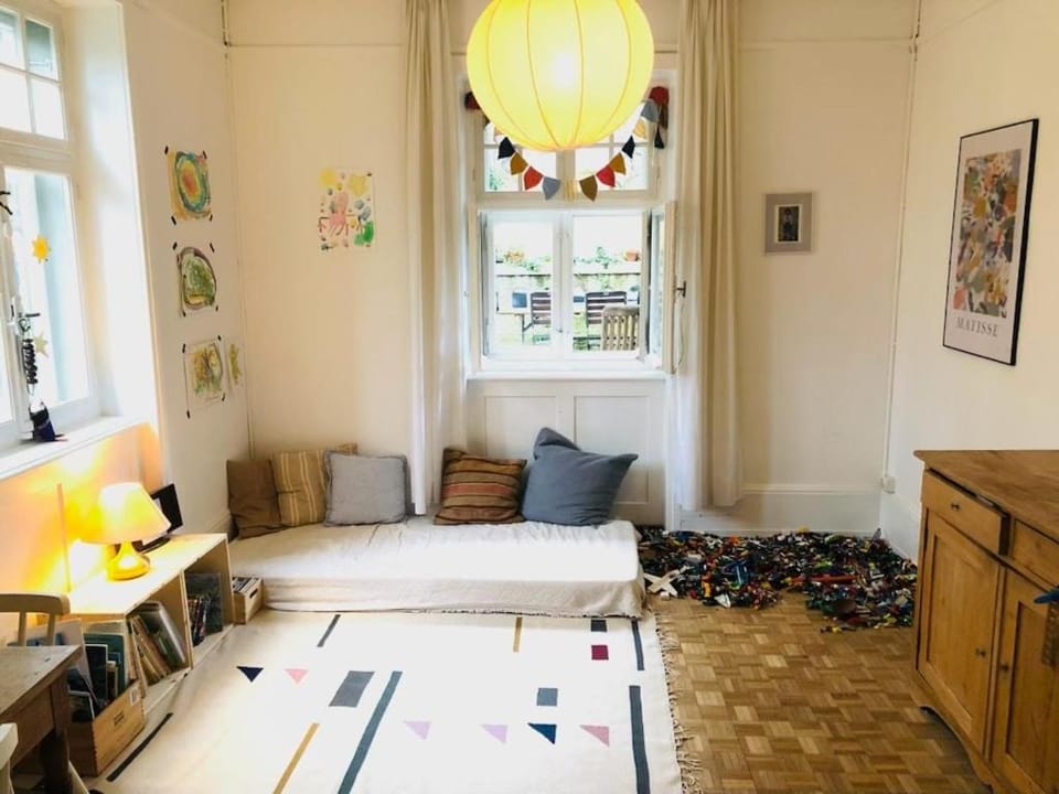 4 Story, 12 beds, home near Eurovision Contest Villa in Basel