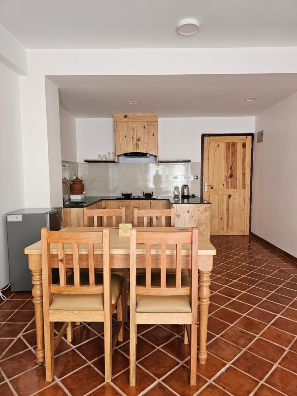 Kitchen or kitchenette, Dining area