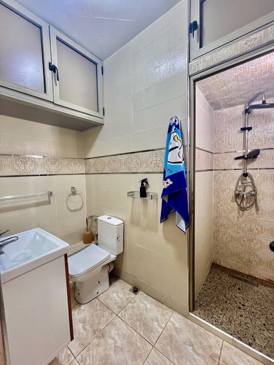 Toilet, towels