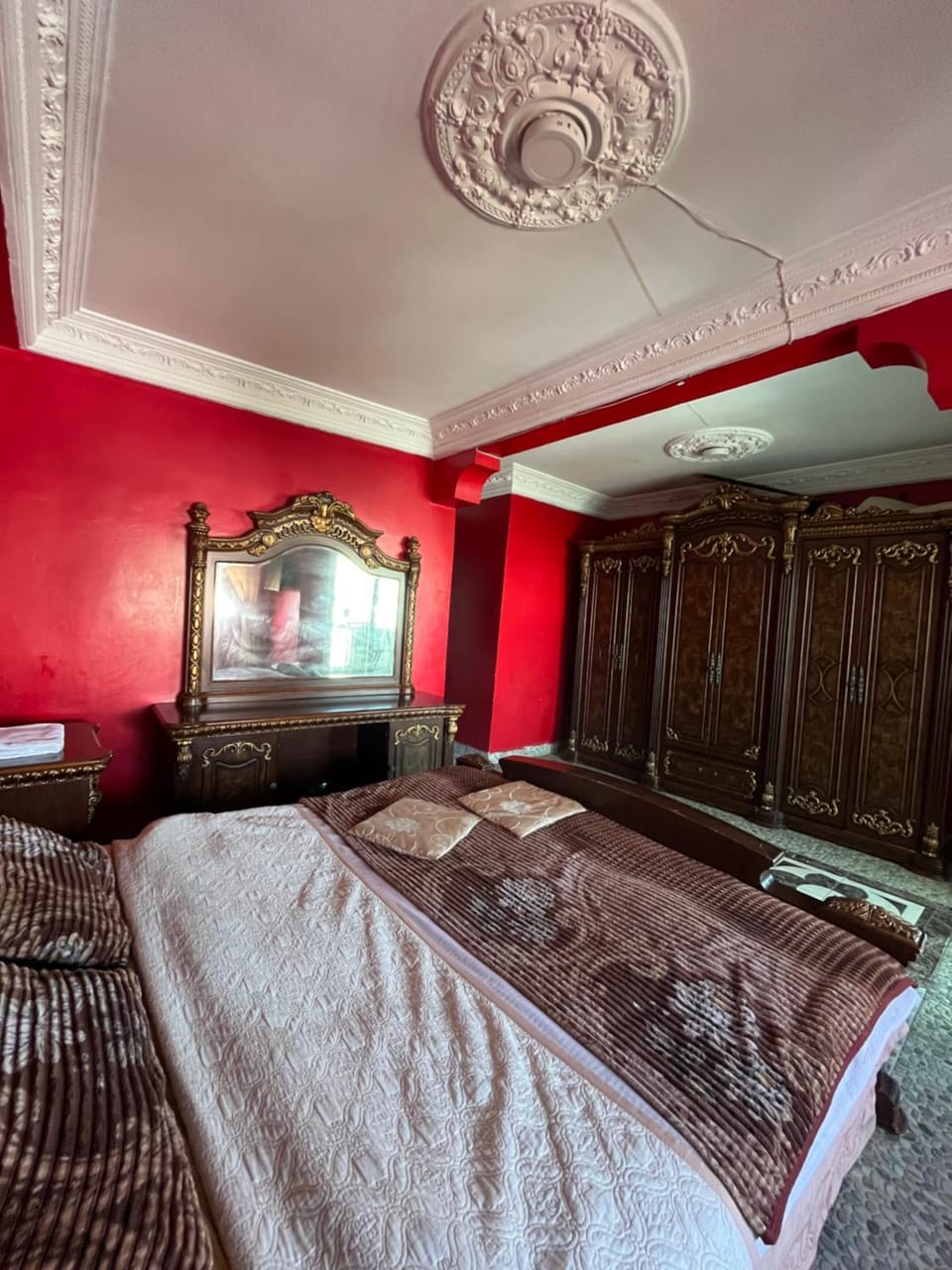 Photo of the whole room, Bedroom, wardrobe