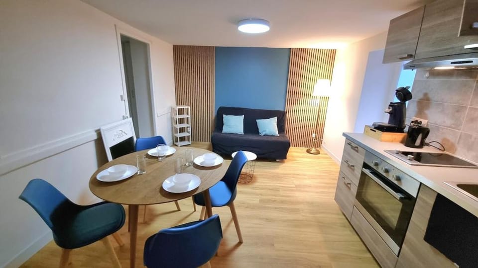 Kitchen or kitchenette, Living room, Dining area, oven