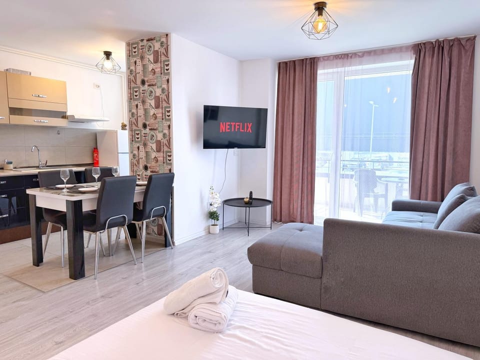 TV and multimedia, Kitchen or kitchenette, Living room, Seating area, Dining area