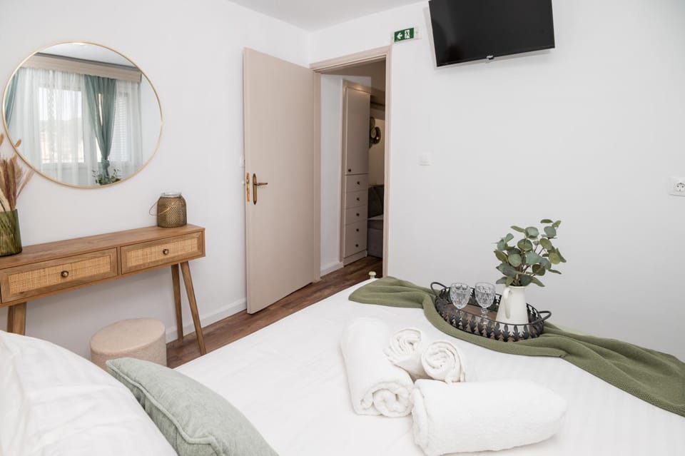 Bed, TV and multimedia, Photo of the whole room, Bedroom, towels, wardrobe