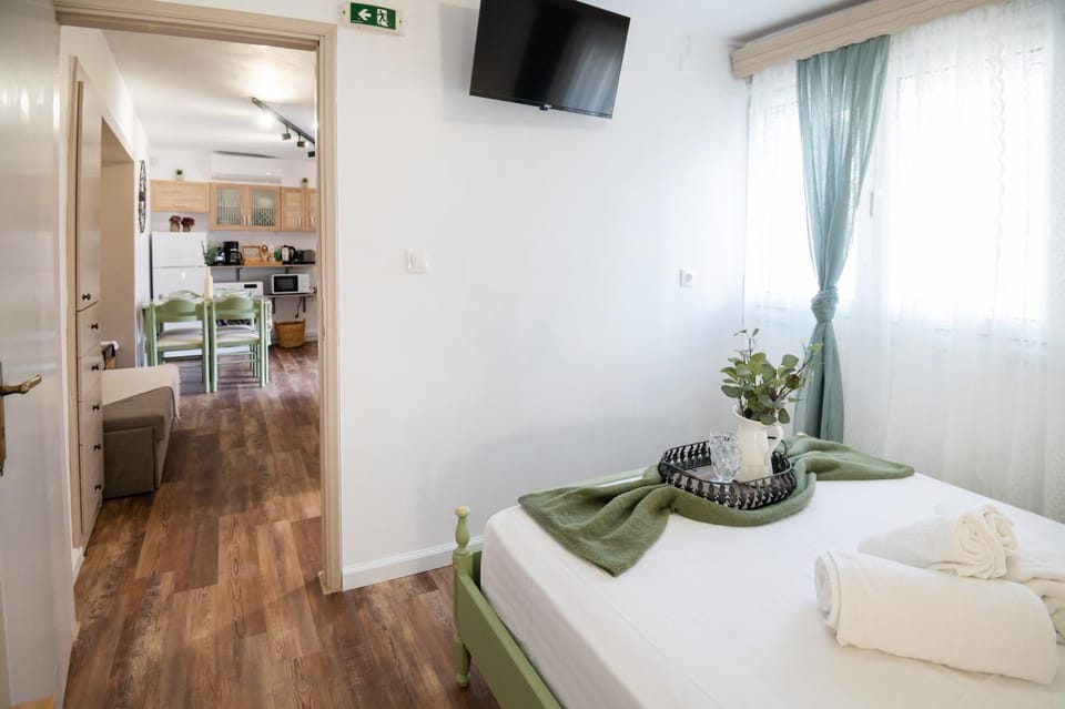 Bed, TV and multimedia, Photo of the whole room, Bedroom