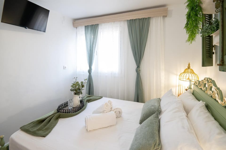 Bed, TV and multimedia, Photo of the whole room, Bedroom, towels