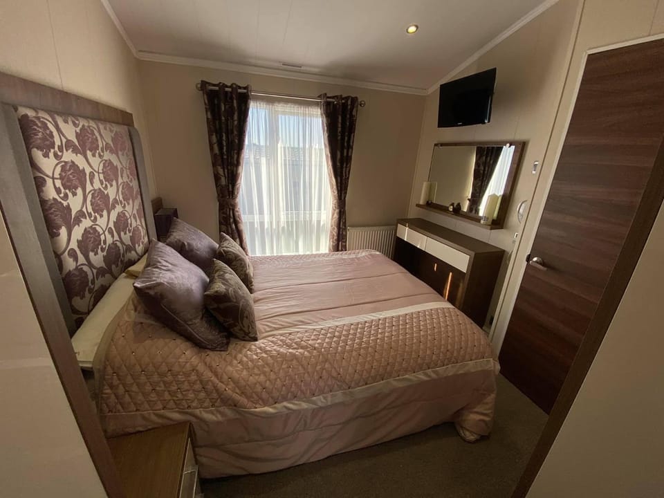 Coogee Heights Lodge - New Quay Campground/ 
RV Resort in Wales