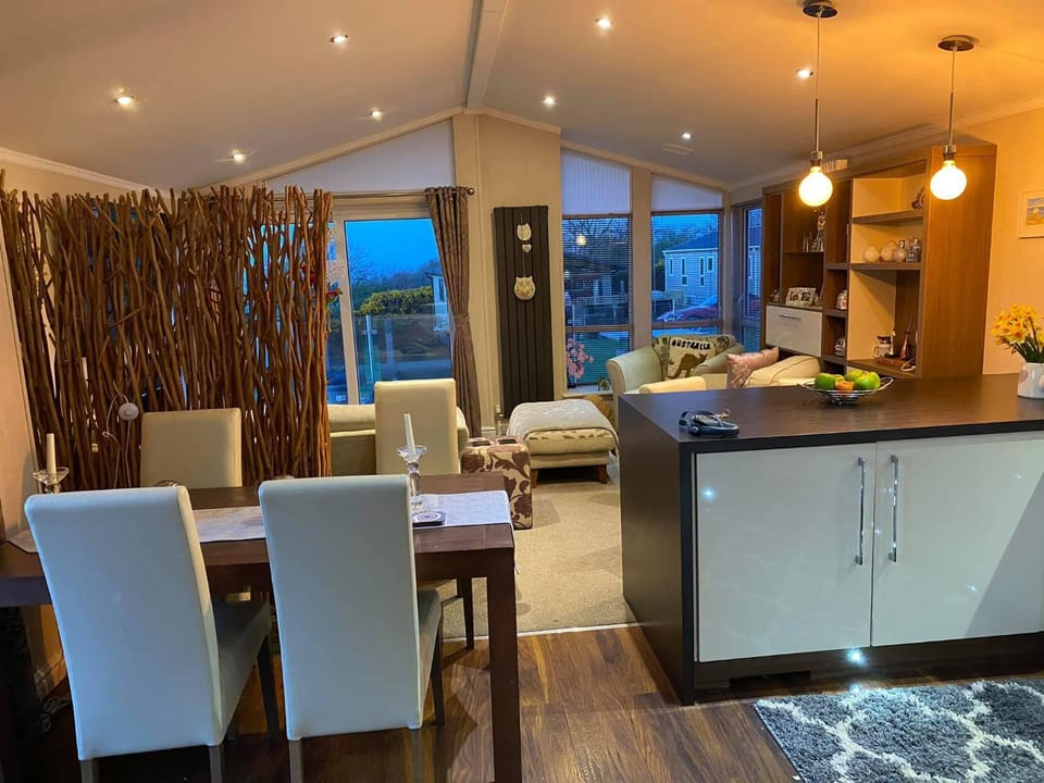 Coogee Heights Lodge - New Quay Campground/ 
RV Resort in Wales