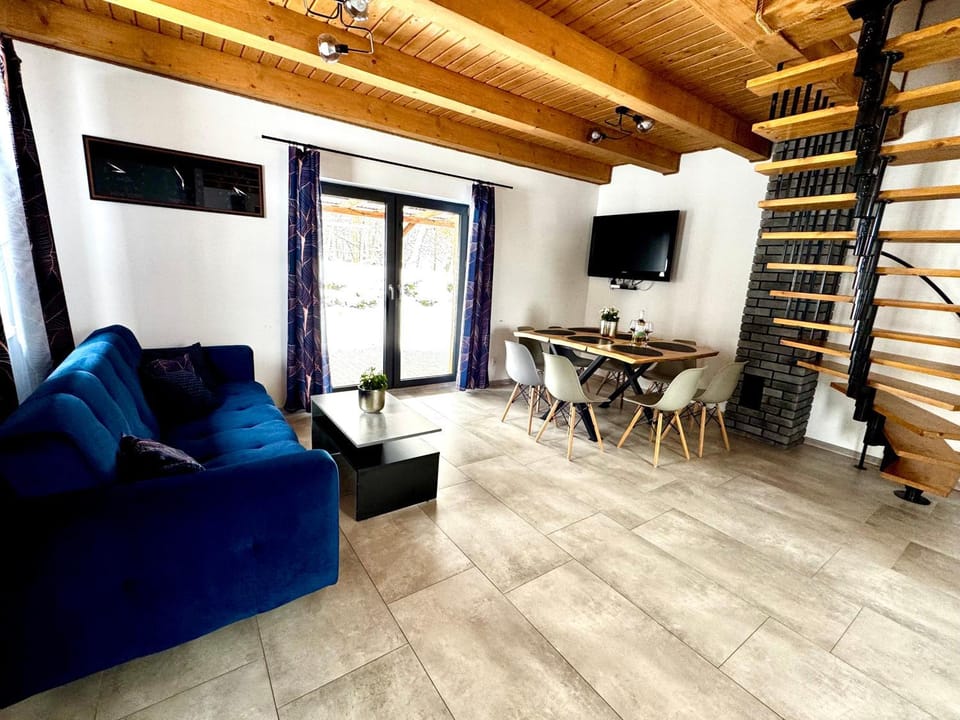 Communal lounge/ TV room, TV and multimedia, Living room, Seating area, Dining area, Evening entertainment