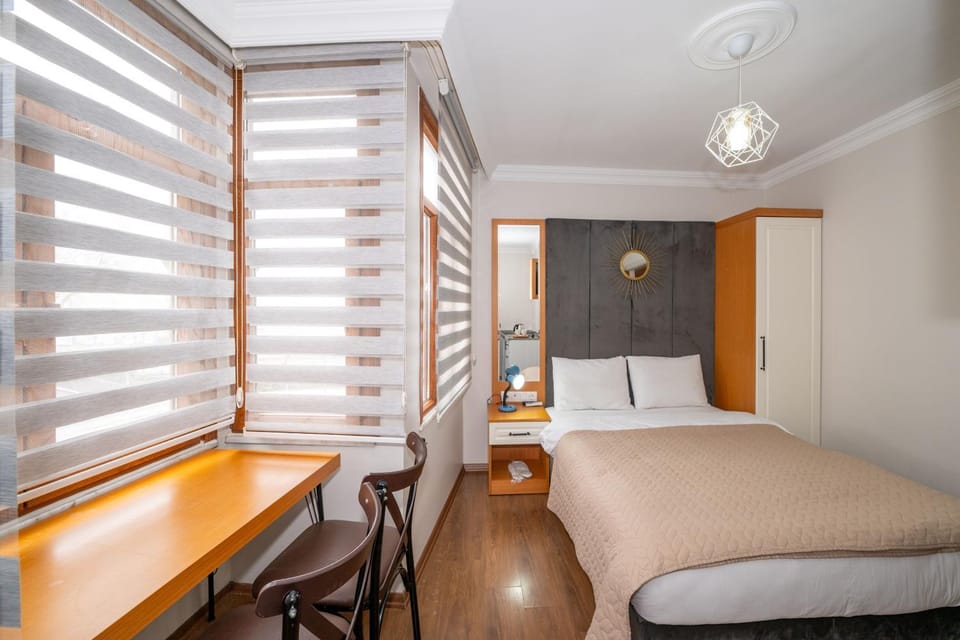 Bed, Living room, Photo of the whole room, Seating area, Dining area, Bedroom