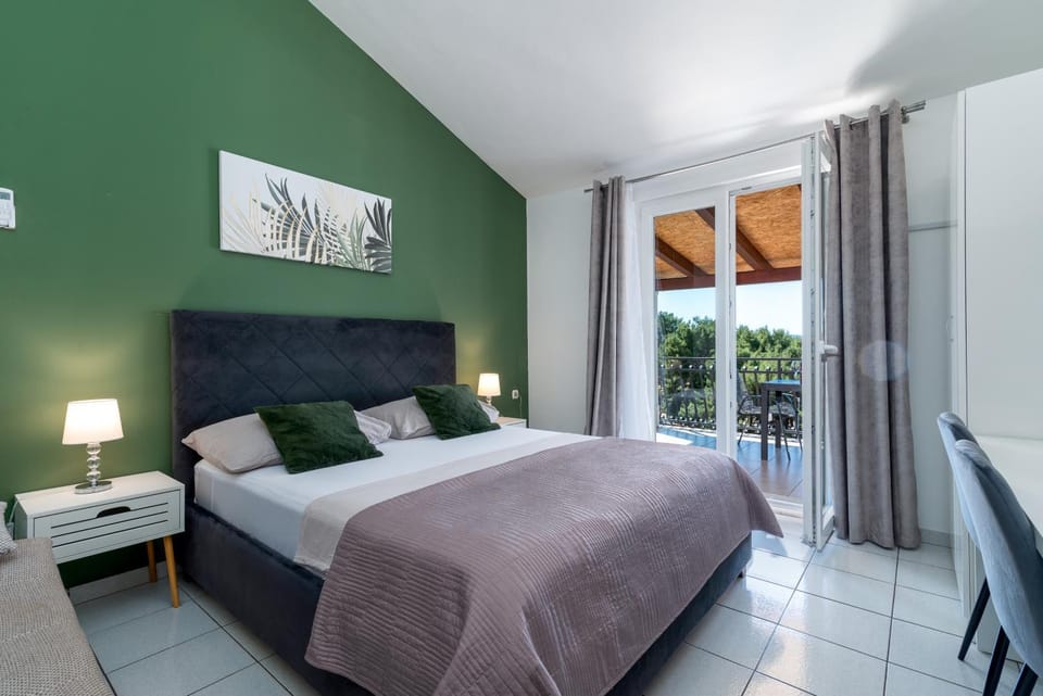 Apartments Villa Mirella 20 m from the sea - free parking Apartment in Okrug Gornji
