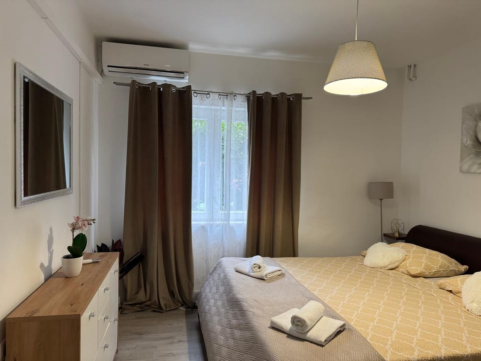 Apartments Villa Mirella 20 m from the sea - free parking Apartment in Okrug Gornji