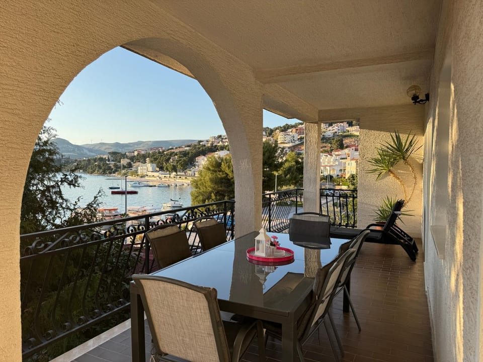 Apartments Villa Mirella 20 m from the sea - free parking Apartment in Okrug Gornji
