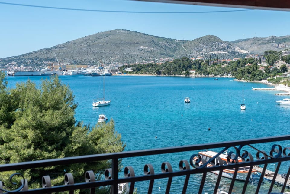 Apartments Villa Mirella 20 m from the sea - free parking Apartment in Okrug Gornji