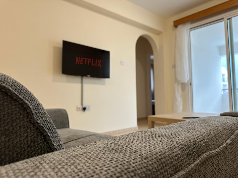 Serenity Sunset Holiday Apt - Larnaca Apartment in Larnaca