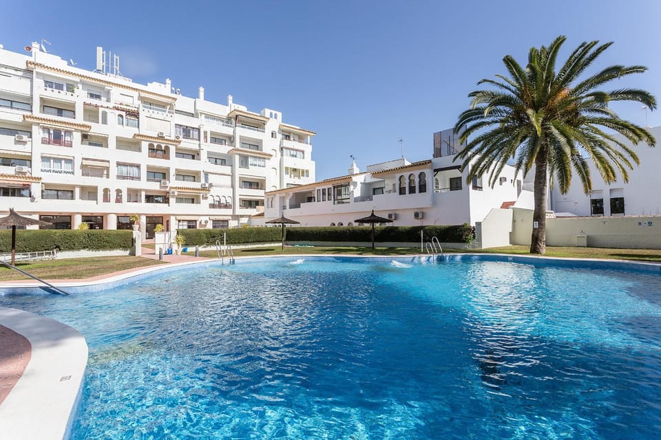 Property building, Day, Swimming pool