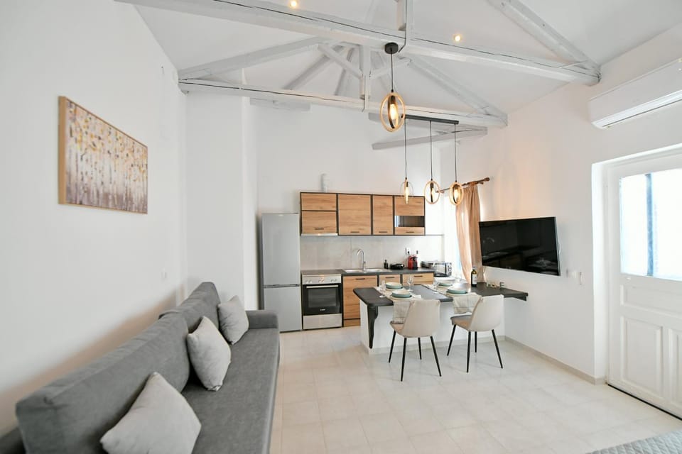 TV and multimedia, Seating area, Dining area