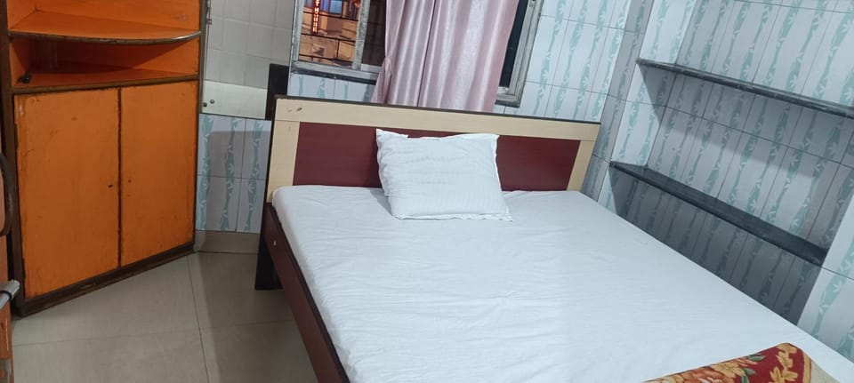 Taiba Guest House - BUDGET&BASIC ROOMS - Near New Market, Esplanade, Dharamatala Hotel in Kolkata