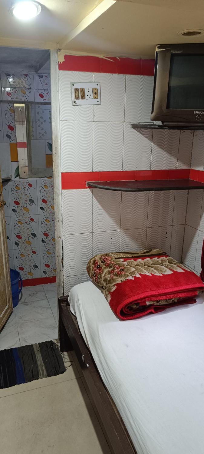 Taiba Guest House - BUDGET&BASIC ROOMS - Near New Market, Esplanade, Dharamatala Hotel in Kolkata