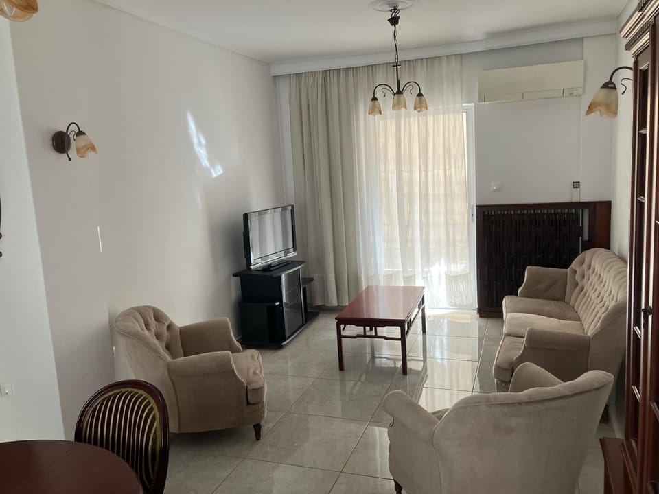 Communal lounge/ TV room, TV and multimedia, Living room, Seating area, Evening entertainment