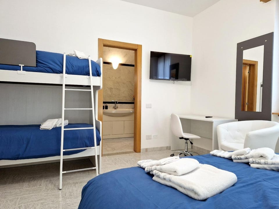 Bedroom, bunk bed