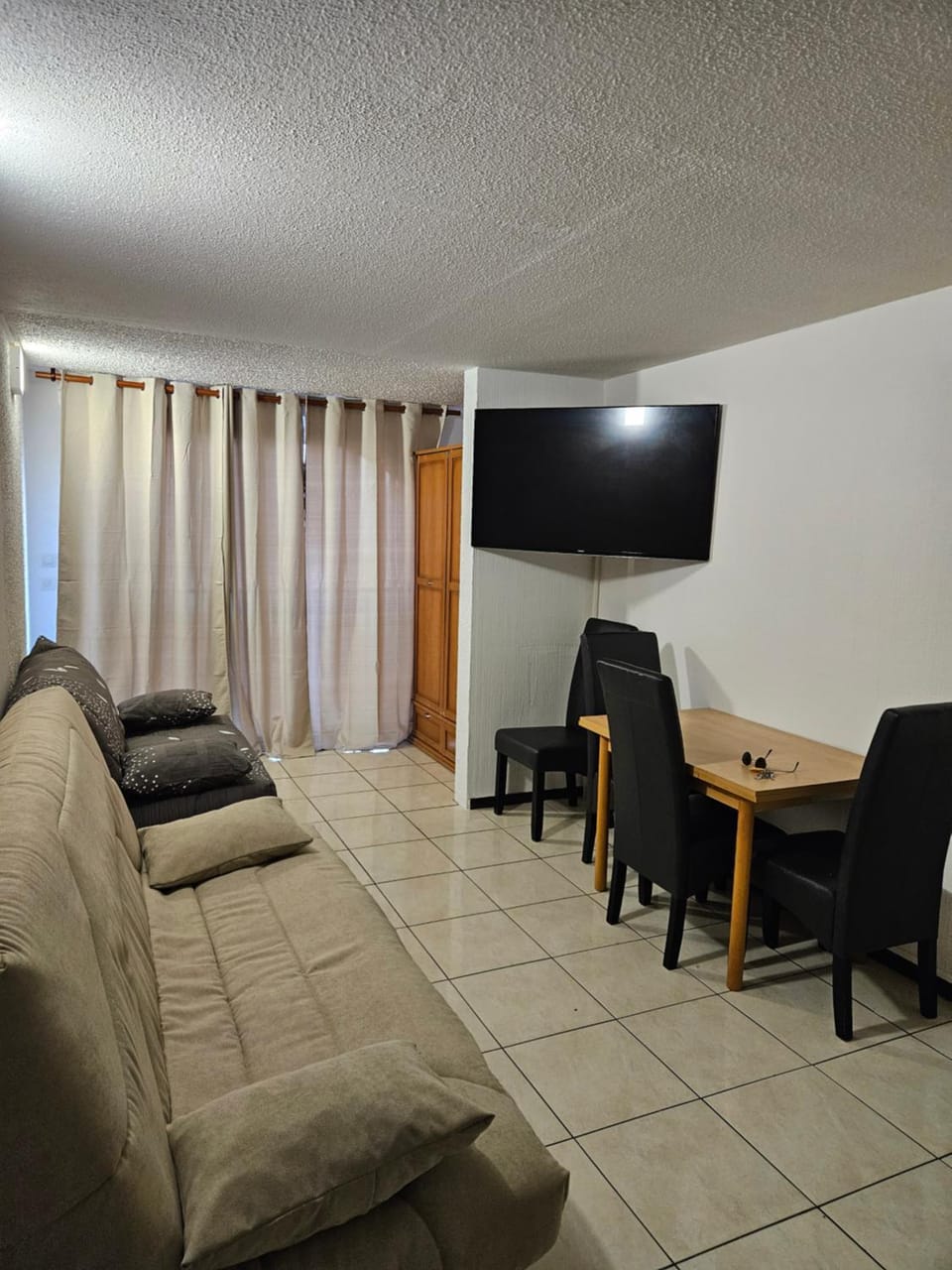 Communal lounge/ TV room, TV and multimedia, Living room, Seating area, Dining area
