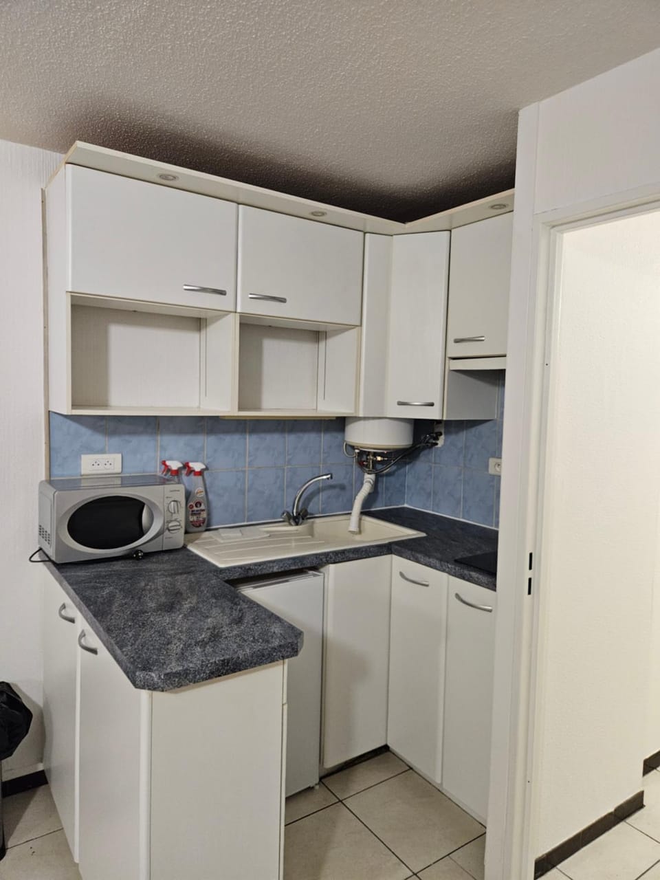 Kitchen or kitchenette, oven, stove