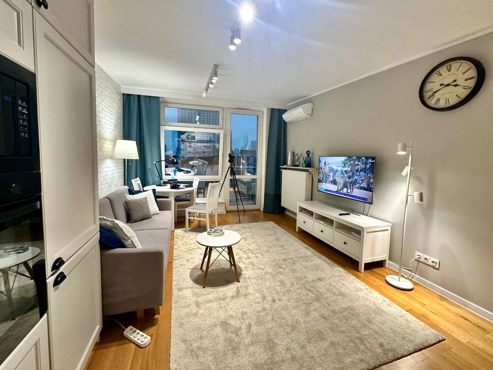 SMYK WiFi 1Gbs 70TV Max Disney AppleTV Netflix Apartment in Warsaw