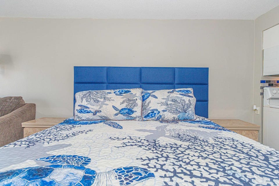 Recently Updated Oceanview King Suite! Sea Mist 50504! Sleeps 4! House in Myrtle Beach