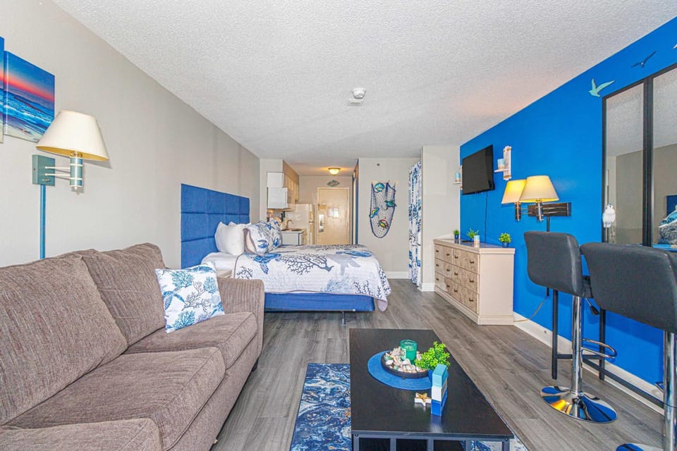 Recently Updated Oceanview King Suite! Sea Mist 50504! Sleeps 4! House in Myrtle Beach