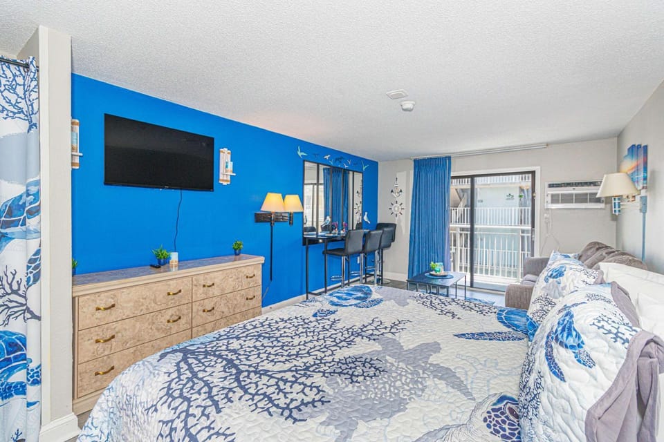 Recently Updated Oceanview King Suite! Sea Mist 50504! Sleeps 4! House in Myrtle Beach