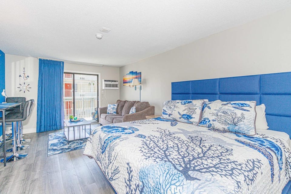 Recently Updated Oceanview King Suite! Sea Mist 50504! Sleeps 4! House in Myrtle Beach