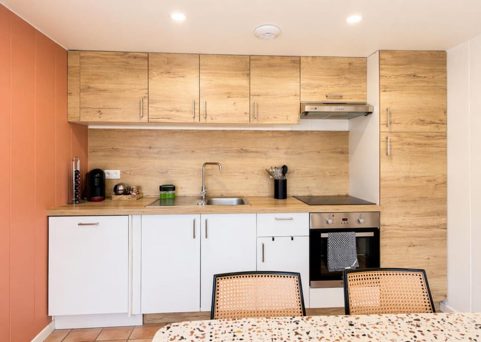 Coffee/tea facilities, Dining area, dishwasher, microwave, kitchen
