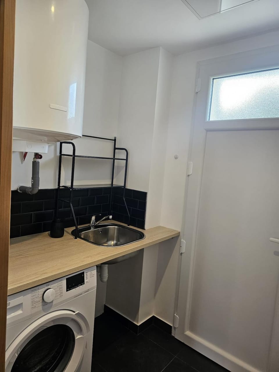 Kitchen or kitchenette, minibar, stove, washing machine, dryer