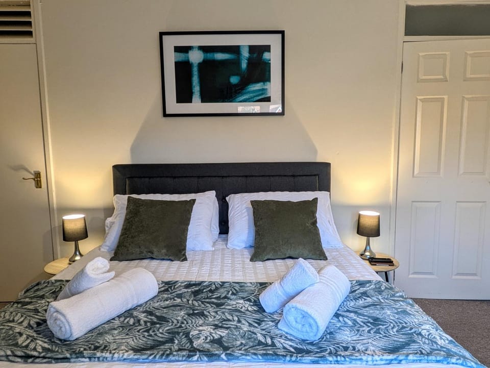 Bed, Bedroom, towels