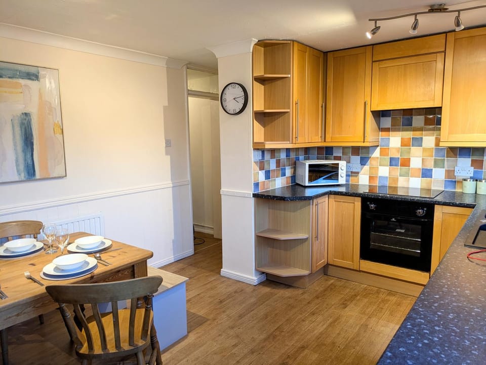 Kitchen or kitchenette, Seating area, Dining area, oven, pet friendly