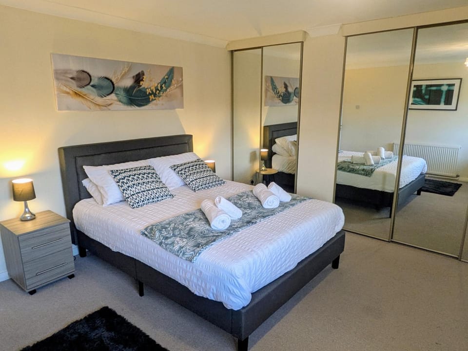 Bed, Photo of the whole room, Bedroom, towels