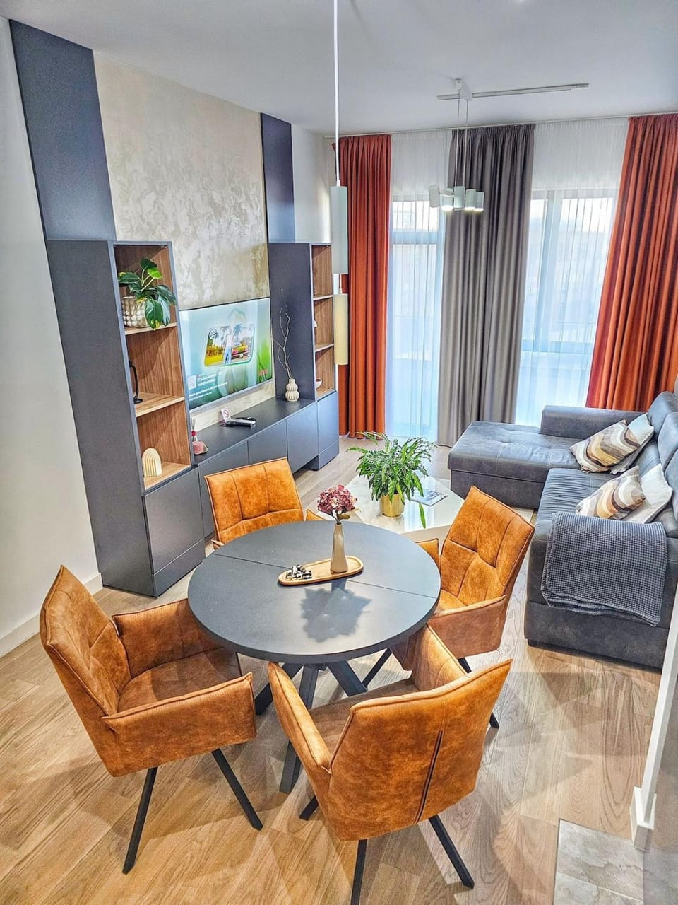 TV and multimedia, Living room, Seating area, Dining area