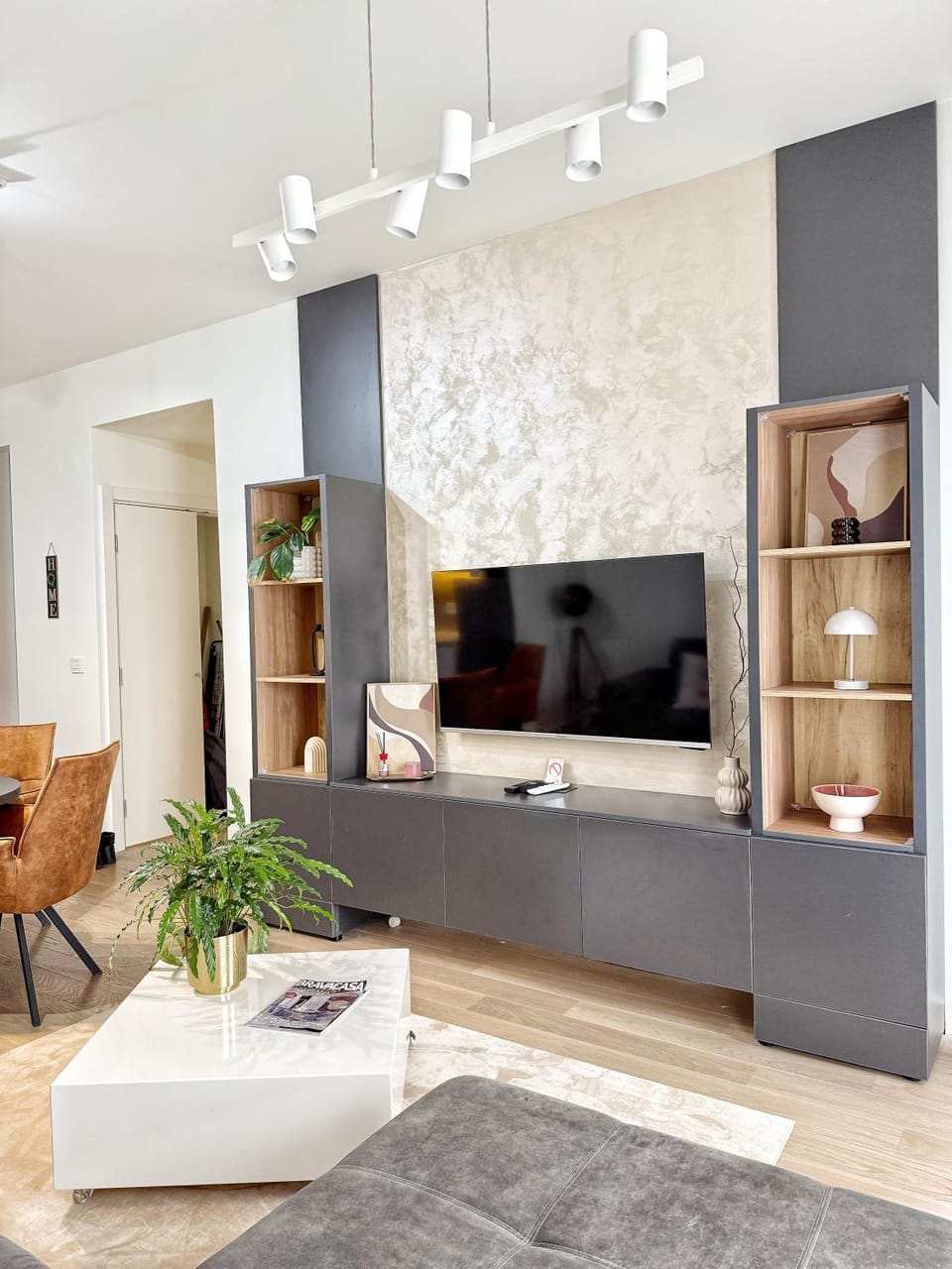 TV and multimedia, Living room, Seating area, Evening entertainment