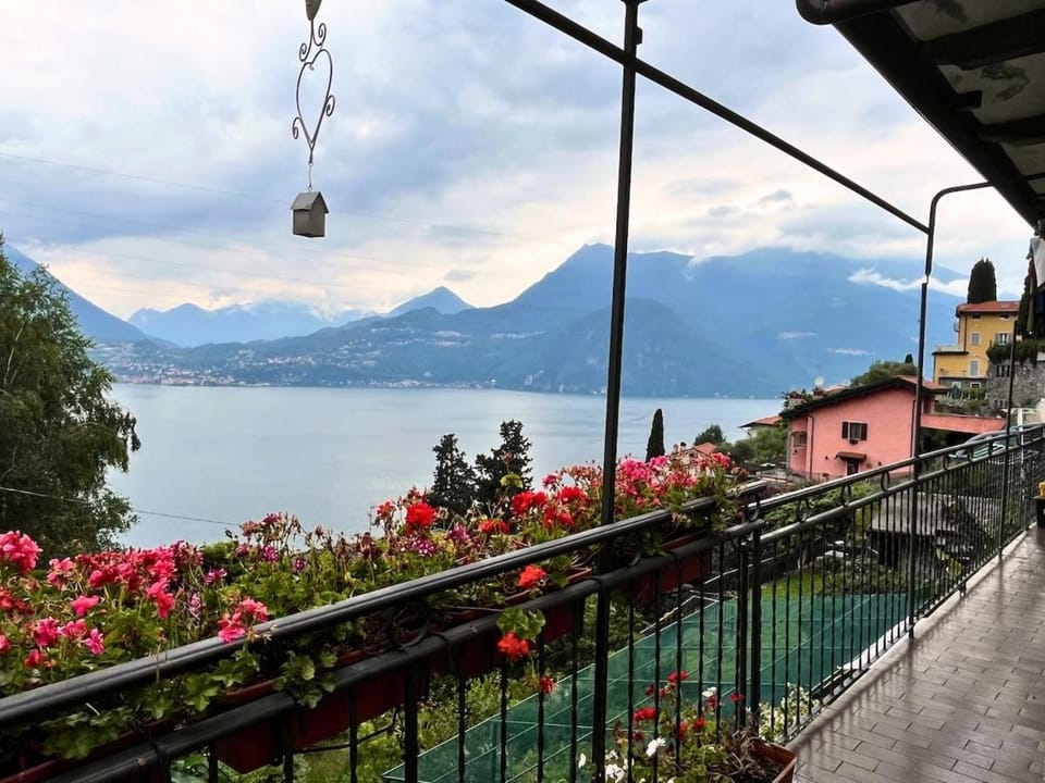 SUNSET HOUSe AIR CON Large Balcony, Unbeatable view and Peace Apartment in Province of Lecco