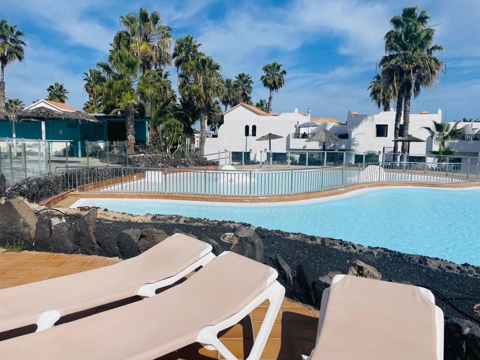 Day, Swimming pool, sunbed