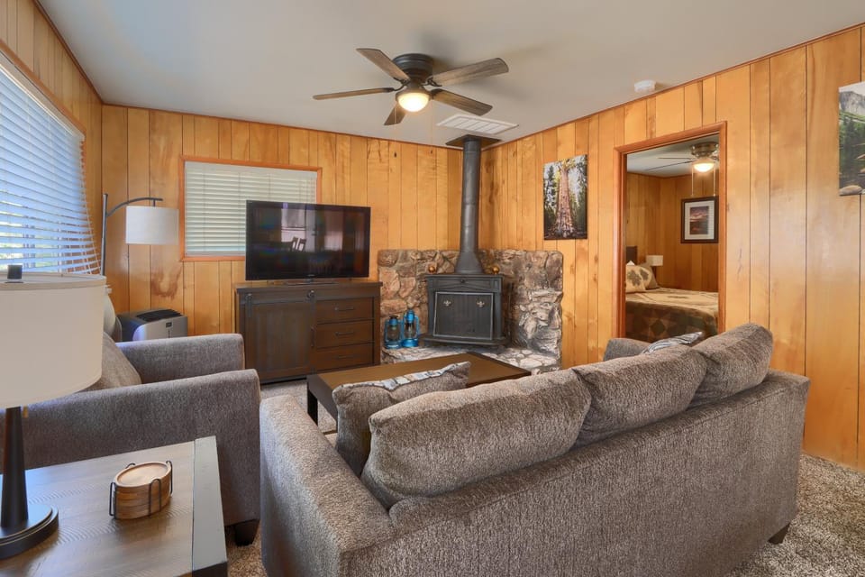 New Beginnings at The Redwoods Cabin Cabin in Sierra Nevada