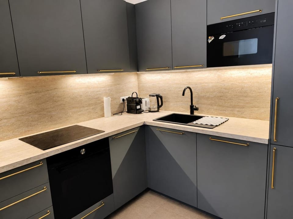Coffee/tea facilities, Kitchen or kitchenette, dishwasher, stove, toaster
